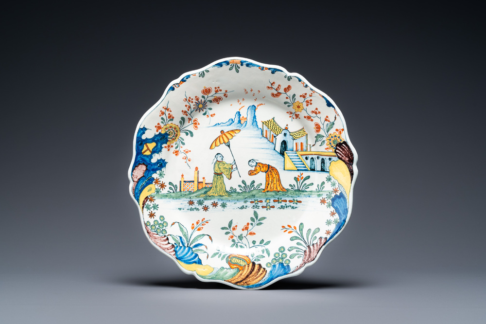 Un plat &agrave; bord contourn&eacute; en fa&iuml;ence polychrome de Rouen &agrave; d&eacute;cor chinois, 1&egrave;re moiti&eacute; du 18&egrave;me