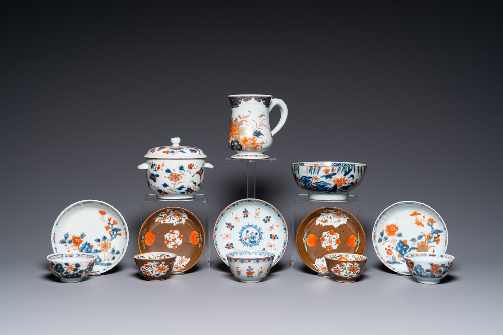 Une &eacute;cuelle, une chope, un bol et cinq tasses et soucoupes en porcelaine de Chine de style Imari, Kangxi/Qianlong