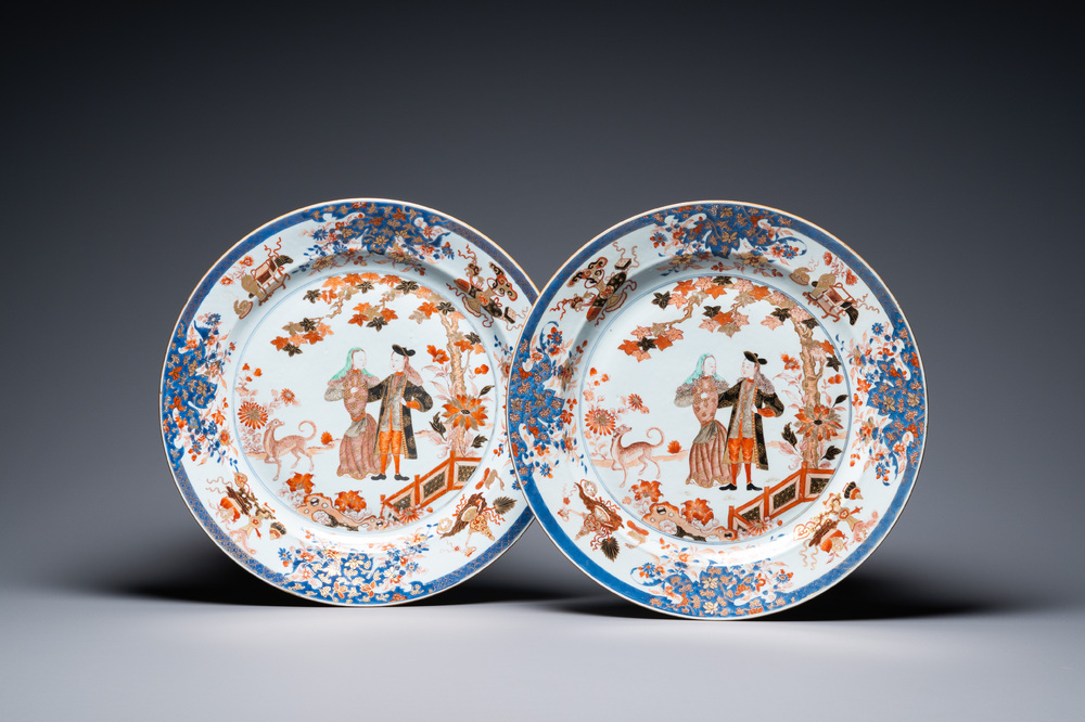 Une paire de grand plats en porcelaine de Chine verte-Imari figurant le gouverneur Duff et son &eacute;pouse, Yongzheng