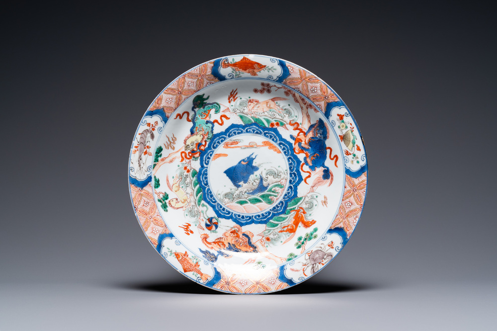 Un plat en porcelaine de Chine famille verte &agrave; d&eacute;cor d'une carpe, Kangxi