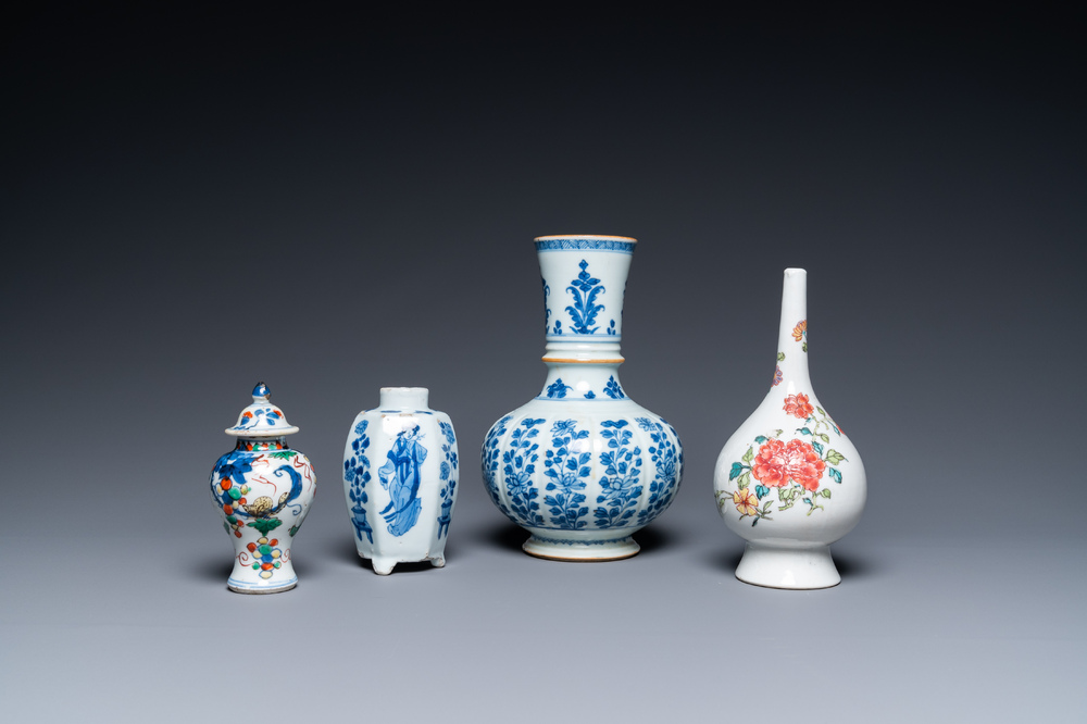 Quatre vases en porcelaine de Chine en bleu et blanc, famille rose et famille verte, Kangxi/Yongzheng