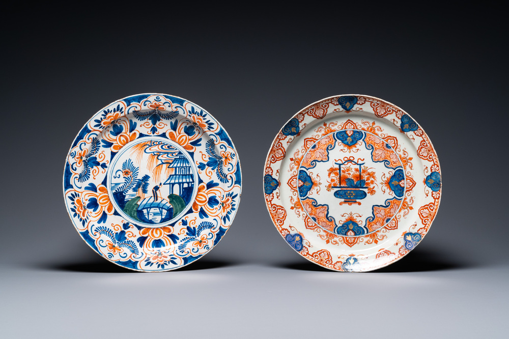 Deux plats en fa&iuml;ence polychrome de Delft en palette cachemire et de style Imari, 18&egrave;me