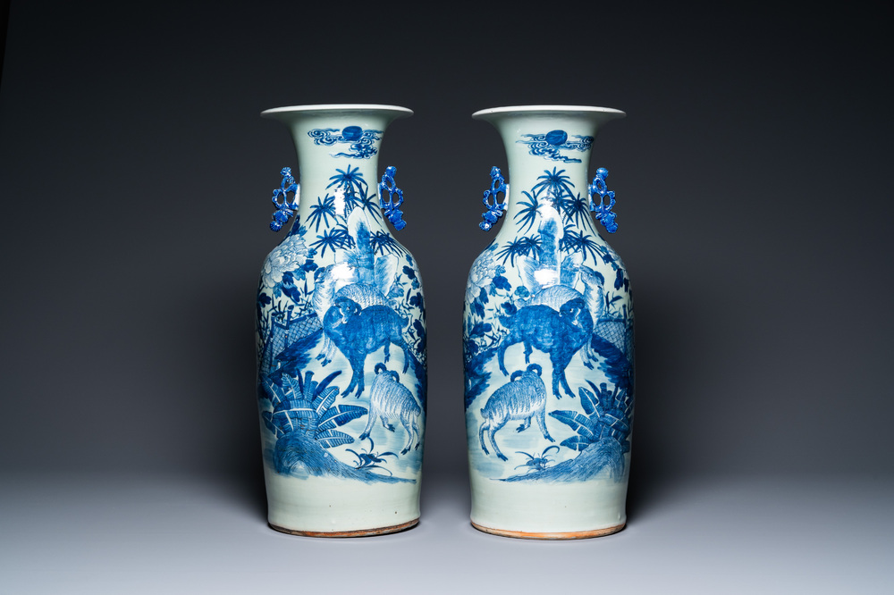 Une paire de vases en porcelaine de Chine &agrave; d&eacute;cor de b&eacute;lierqs en bleu et blanc sur fond c&eacute;ladon, 19&egrave;me