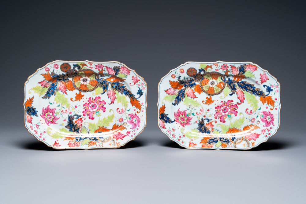 Une paire de plats de forme octagonale en porcelaine de Chine famille rose &agrave; d&eacute;cor 'pseudo feuille de tabac', Qianlong