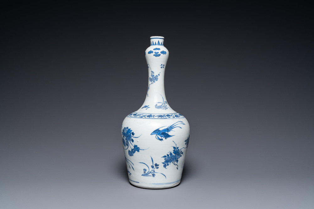 Un vase de forme bouteille en porcelaine de Chine en bleu et blanc de type kraak de l'&eacute;pave 'Hatcher', &eacute;poque Transition