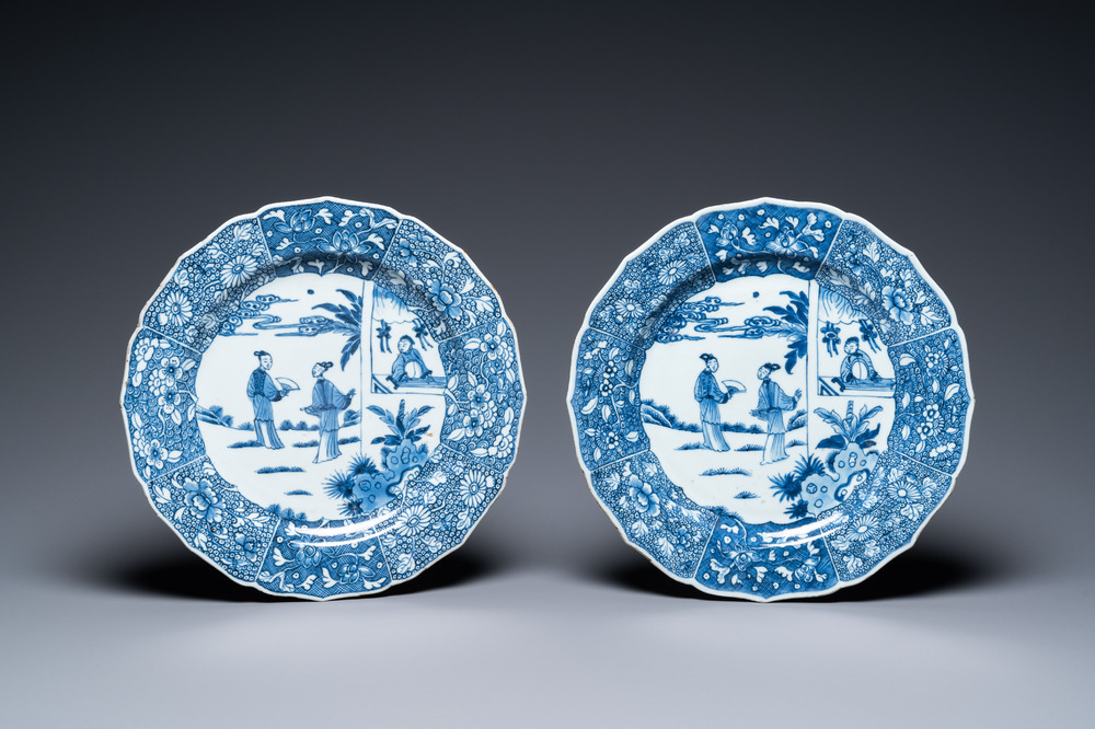 Een paar Chinese blauw-witte 'Xi Xiang Ji' schotels, Qianlong