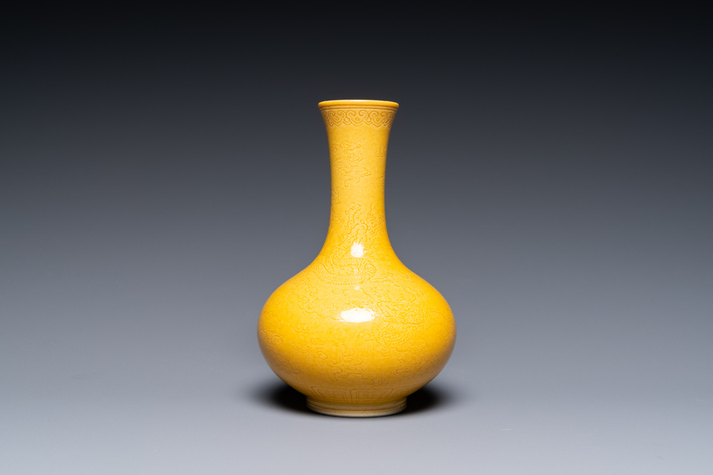 Un vase de forme bouteille en porcelaine de Chine en jaune monochrome &agrave; d&eacute;cor incis&eacute; de dragons, marque de Daoguang, 19/20&egrave;me