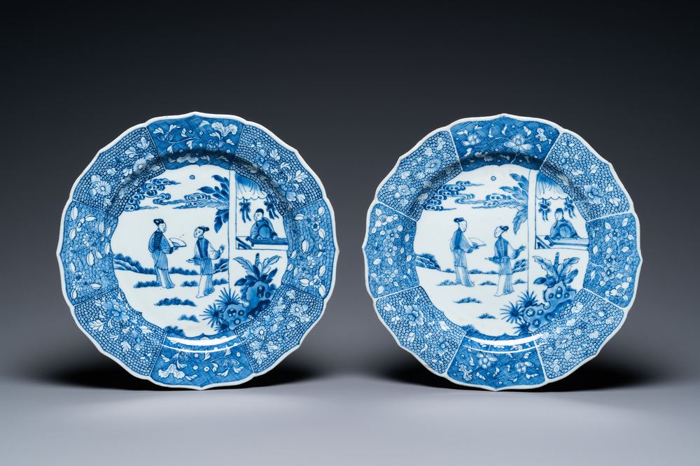 Paire de plats en porcelaine de Chine en bleu et blanc &agrave; d&eacute;cor d'une sc&egrave;ne du 'Xi Xiang Ji', Qianlong