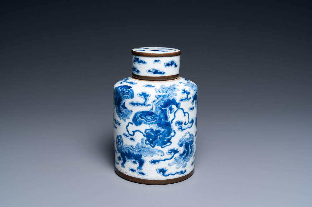 Een Chinese blauw-witte theebus met boeddhistische leeuwen, Jin Tang Fu Ji merk, Guangxu