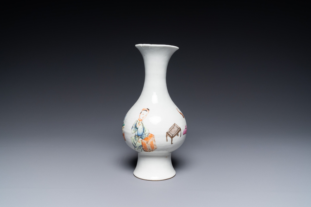 Un vase en porcelaine de Chine famille rose &agrave; d&eacute;cor d'antiquit&eacute;s et de personnages, Yongzheng