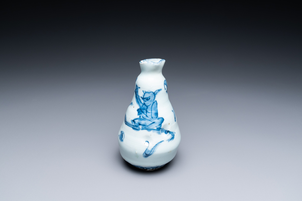 A small Chinese blue and white ko-sometsuke 'monkey' vase for the Japanese market, Transitional period