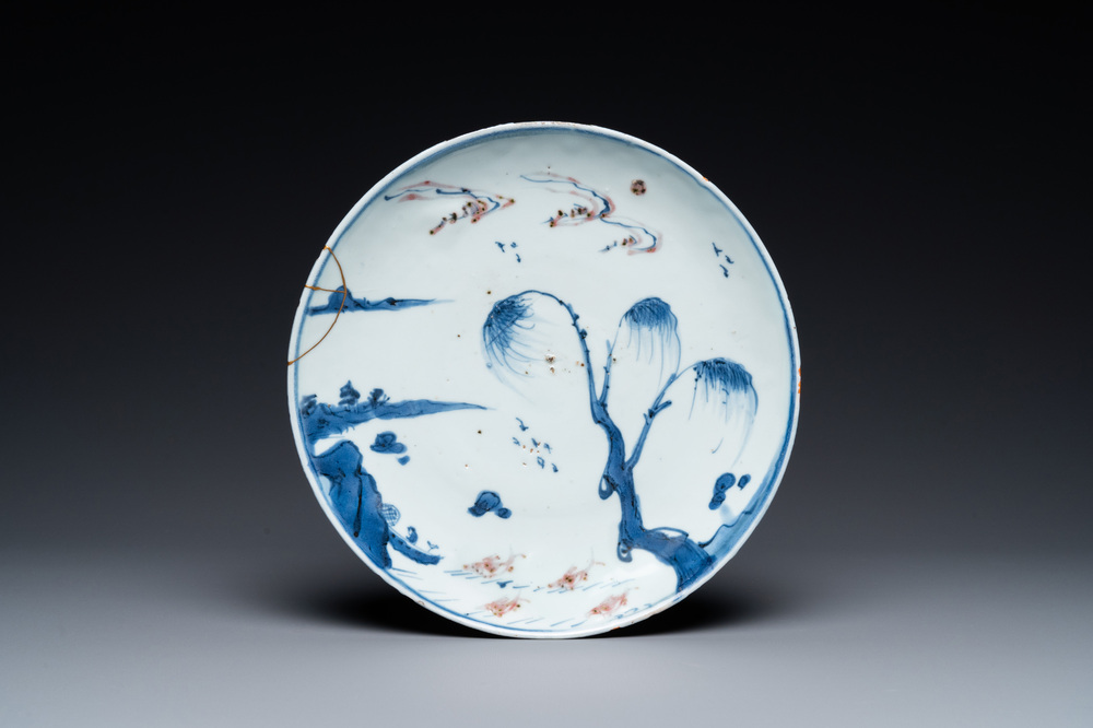 Une assiette en porcelaine de Chine en bleu, blanc et rouge de cuivre pour le march&eacute; japonais, &eacute;poque Transition