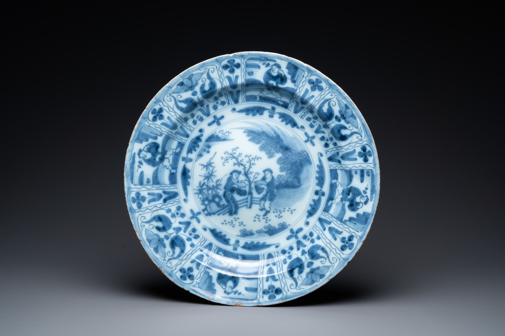 Een blauw-witte Delftse schotel met chinoiseriedecor, eind 17e eeuw