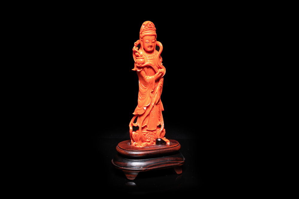 Een Chinese bloedkoralen 'Guanyin' figuur, 19/20e eeuw