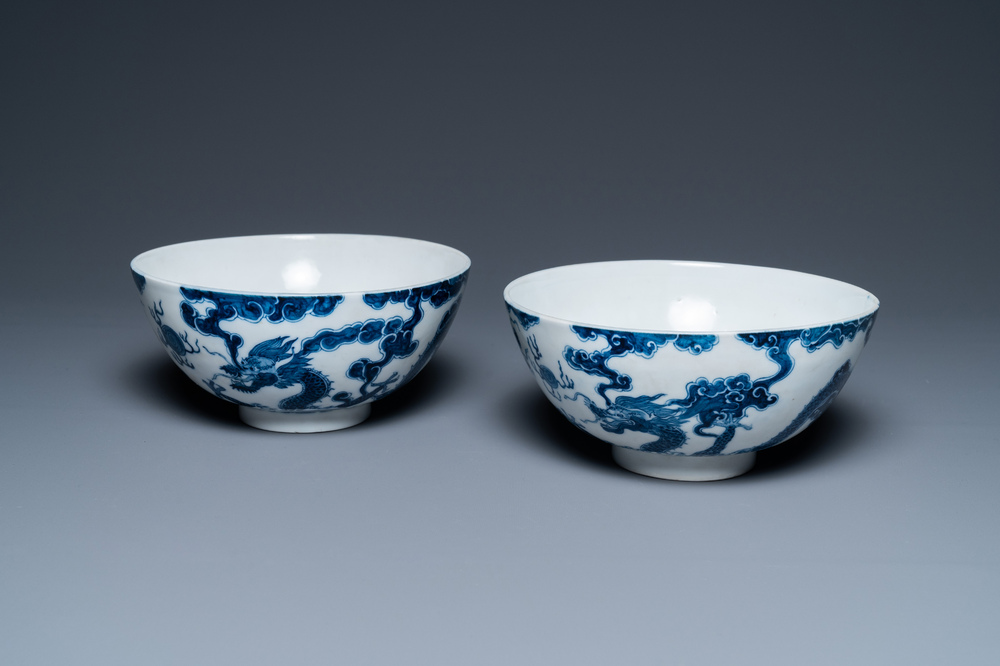 Une paire de bols en porcelaine de Chine 'Bleu de Hue' pour le Vietnam, 20&egrave;me