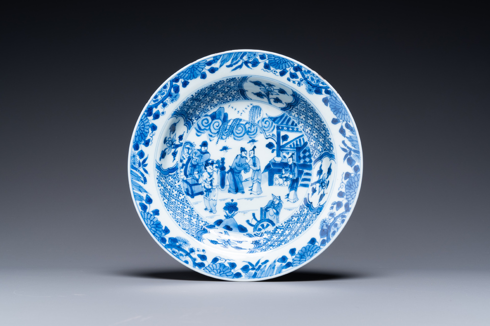 Une assiette profonde en porcelaine de Chine en bleu et blanc &agrave; d&eacute;cor d'une sc&egrave;ne du 'Xi Xiang Ji', Yongzheng