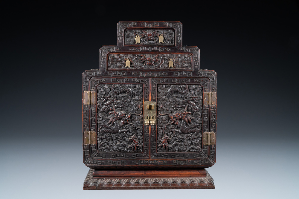 Un cabinet de curiosit&eacute;s de type 'duo bao ge' en bois de zitan orn&eacute; de dragons aux cinq griffes, Qing