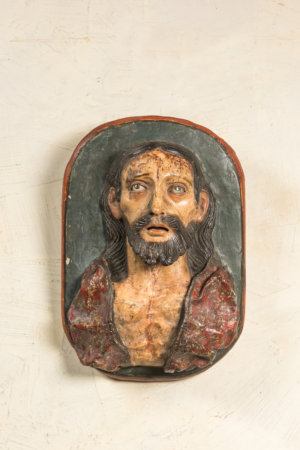 Een buste van de lijdende Christus in polychrome 'cartapesta' of papier-mach&eacute; met glazen ogen, Zuid-Itali&euml;, Lecce, 17e eeuw