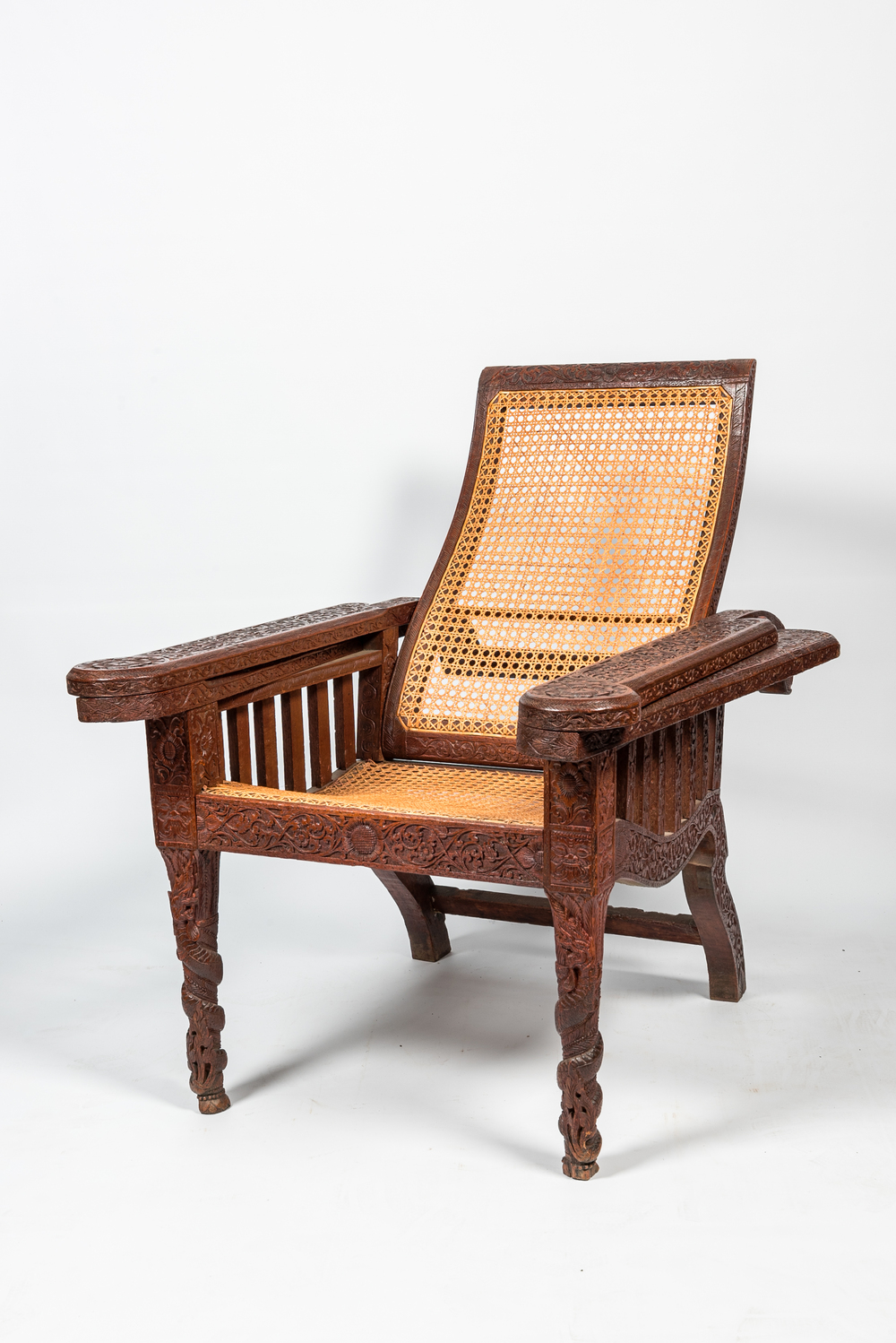 Chaise de planteur de style anglo-indien en bois sculpt&eacute;, vers 1900