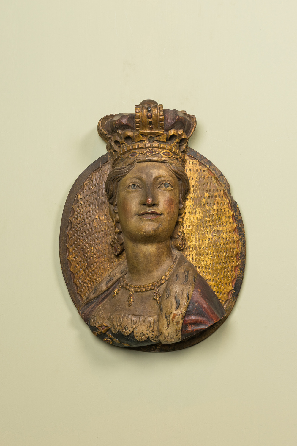 Een polychrome en vergulde houten portretbuste van de Engelse koningin Victoria, 19e eeuw