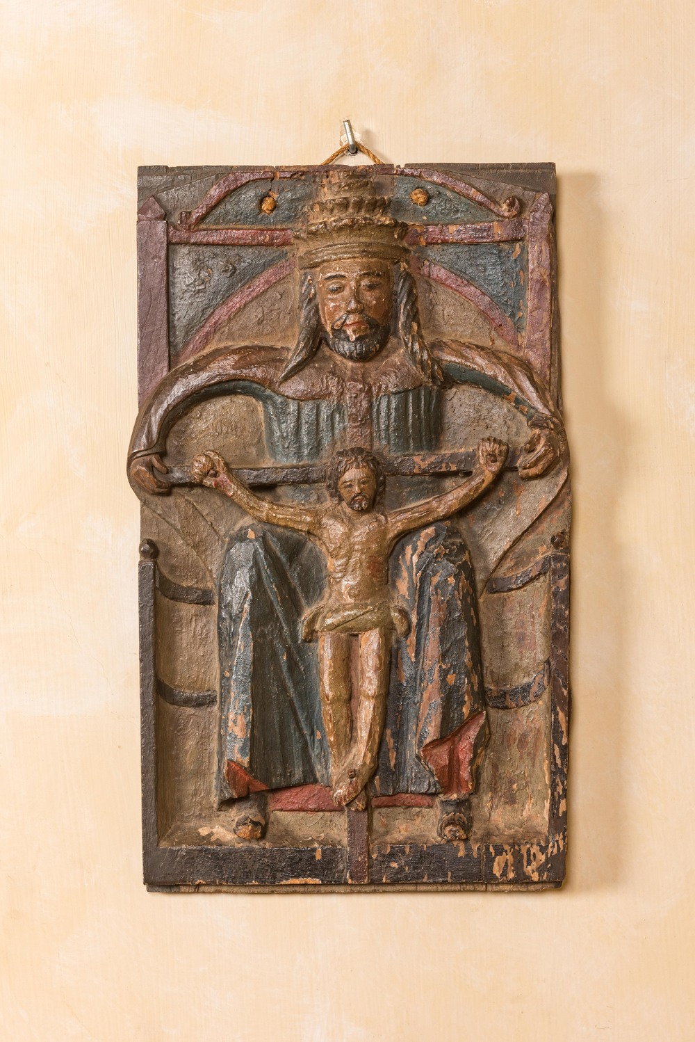 Een polychroom houten reli&euml;f met God de Vader en Christus, 16/17e eeuw