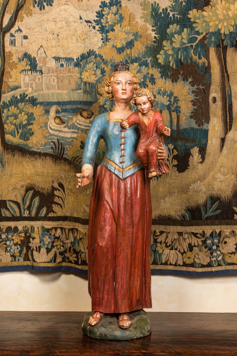 Een grote gepolychromeerde houten Madonna met Kind, 17/18e eeuw