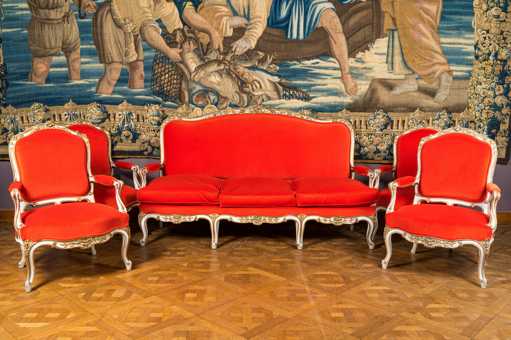Een sofa en vier fauteuils in deels verguld hout met rode fluwelen bekleding, 18/19e eeuw