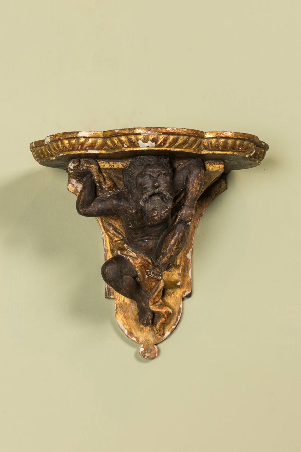 Console murale en bois sculpt&eacute;, partiellement dor&eacute; et patin&eacute; figurant un atlante, probablement Italie, 18/19&egrave;me