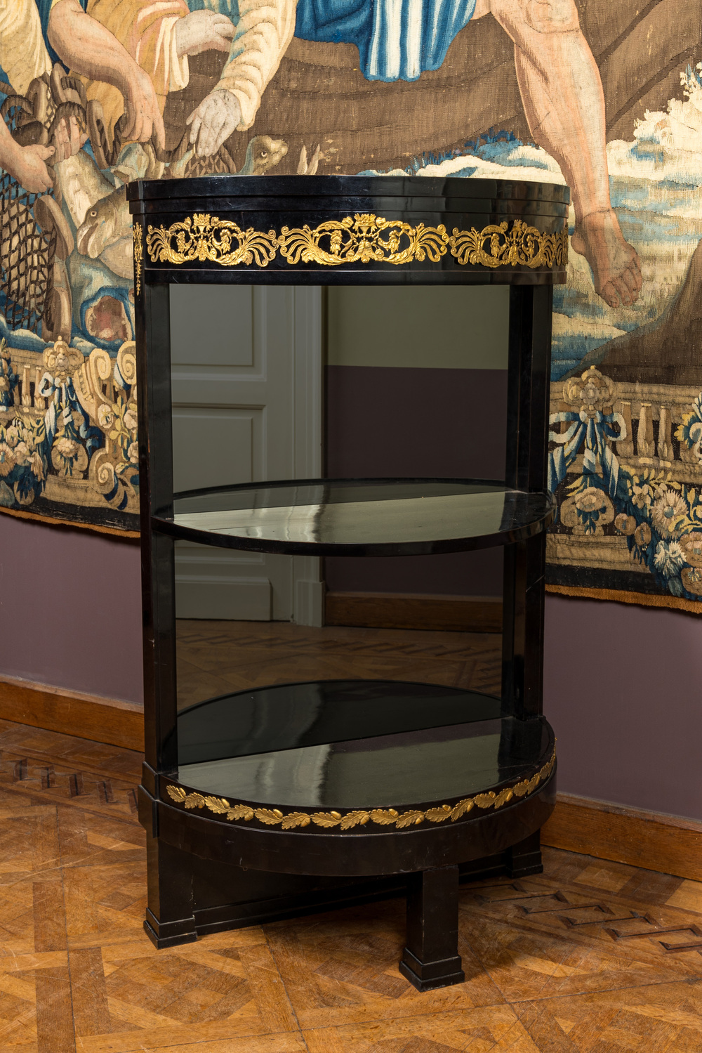 Een met verguld koper bezet gezwart houten demi-lune barmeubel met spiegelrug, 19e eeuw