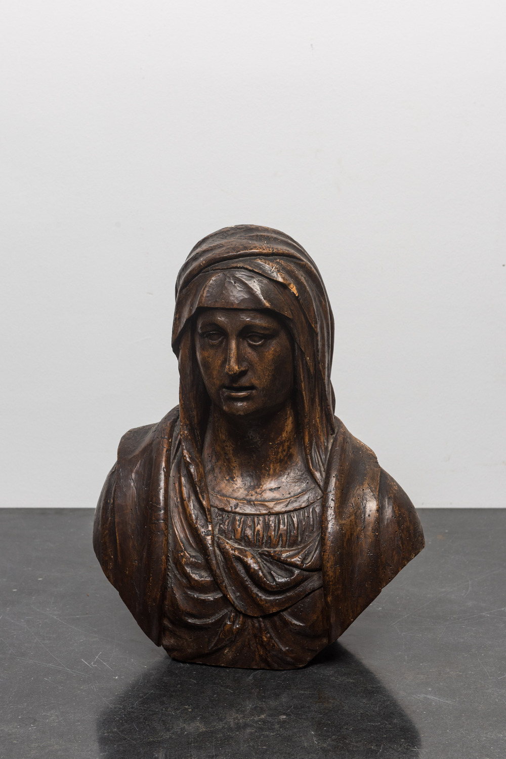 Un buste d'une sainte femme en bois &agrave; patine brune, 18&egrave;me
