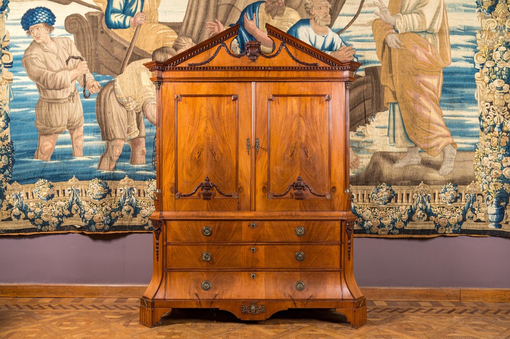 Een Nederlands Lodewijk XVI kabinet in eik met mahoniefineer, ca. 1770-1780