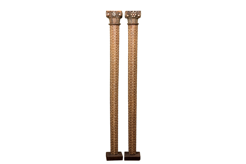 Een paar grote met been ingelegde islamitische houten zuilen, Syri&euml; of Noord-Afrika, 19e eeuw
