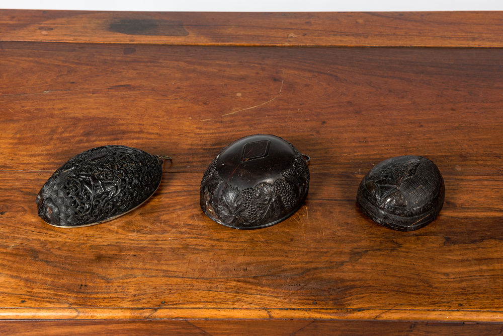Trois pendentifs en noix de coco sculpt&eacute;, travail colonial fran&ccedil;ais, 19&egrave;me