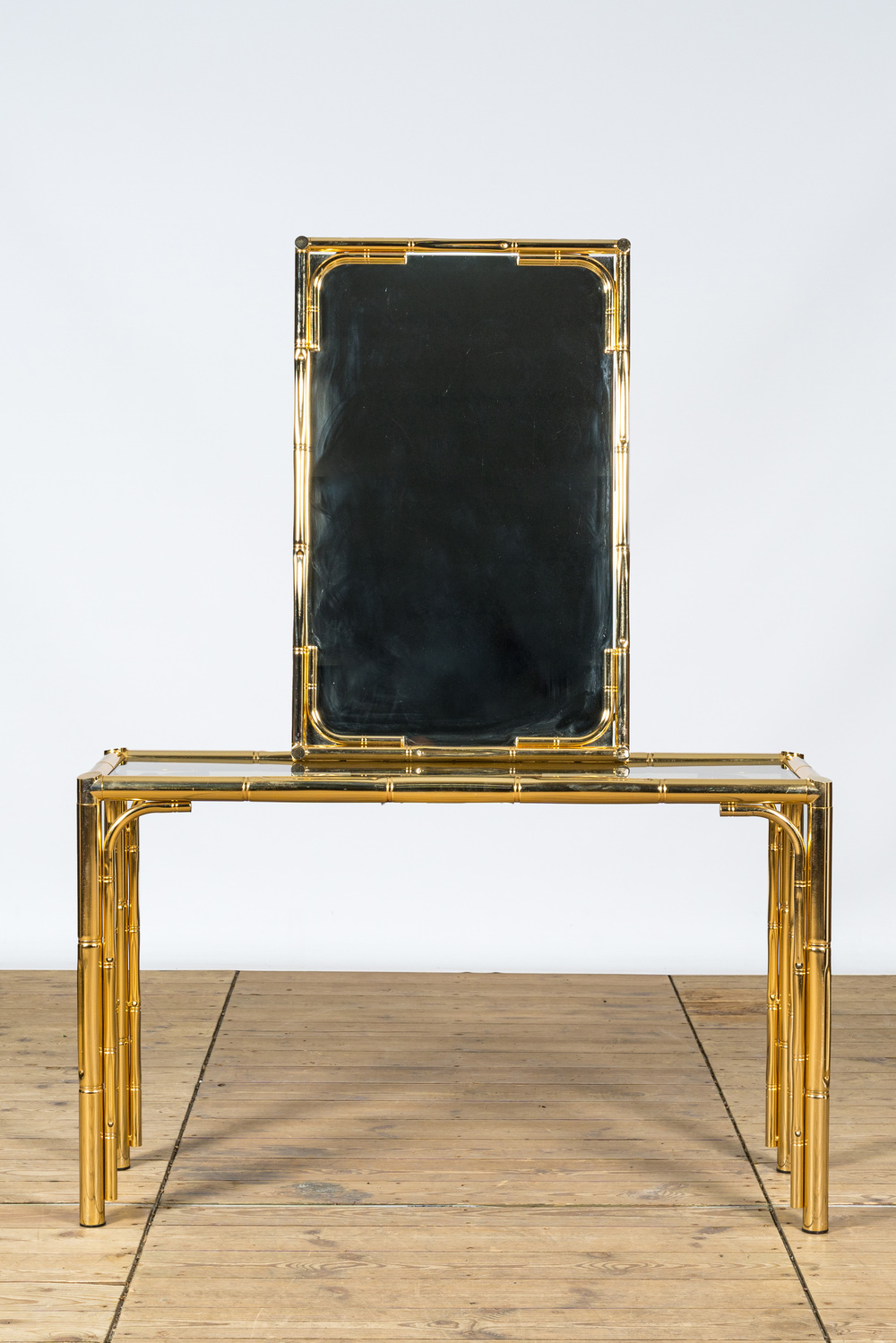 Een koperen Hollywood Regencystijl console met bijbehorende spiegel, Itali&euml;, 20e eeuw
