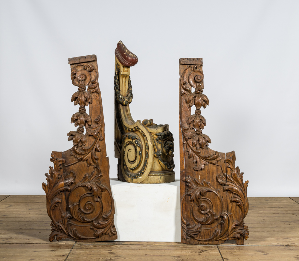 Trois ornements de balustrades en bois finement sculpt&eacute;, 18/19&egrave;me