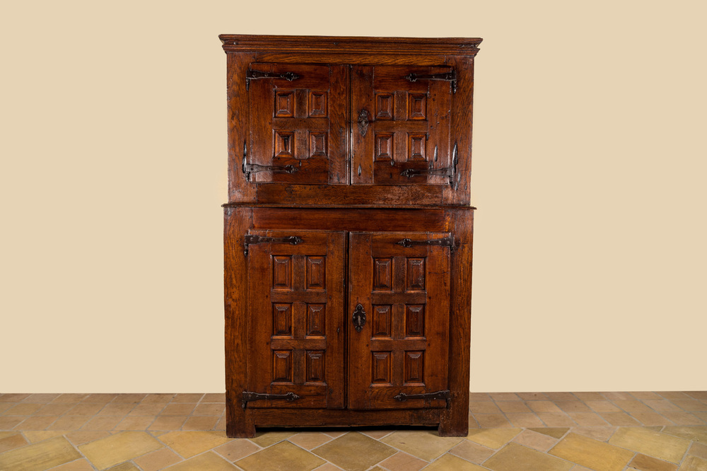 Armoire &agrave; quatre portes en bois aux pentures et serrures en fer forg&eacute;, Espagne, 17&egrave;me