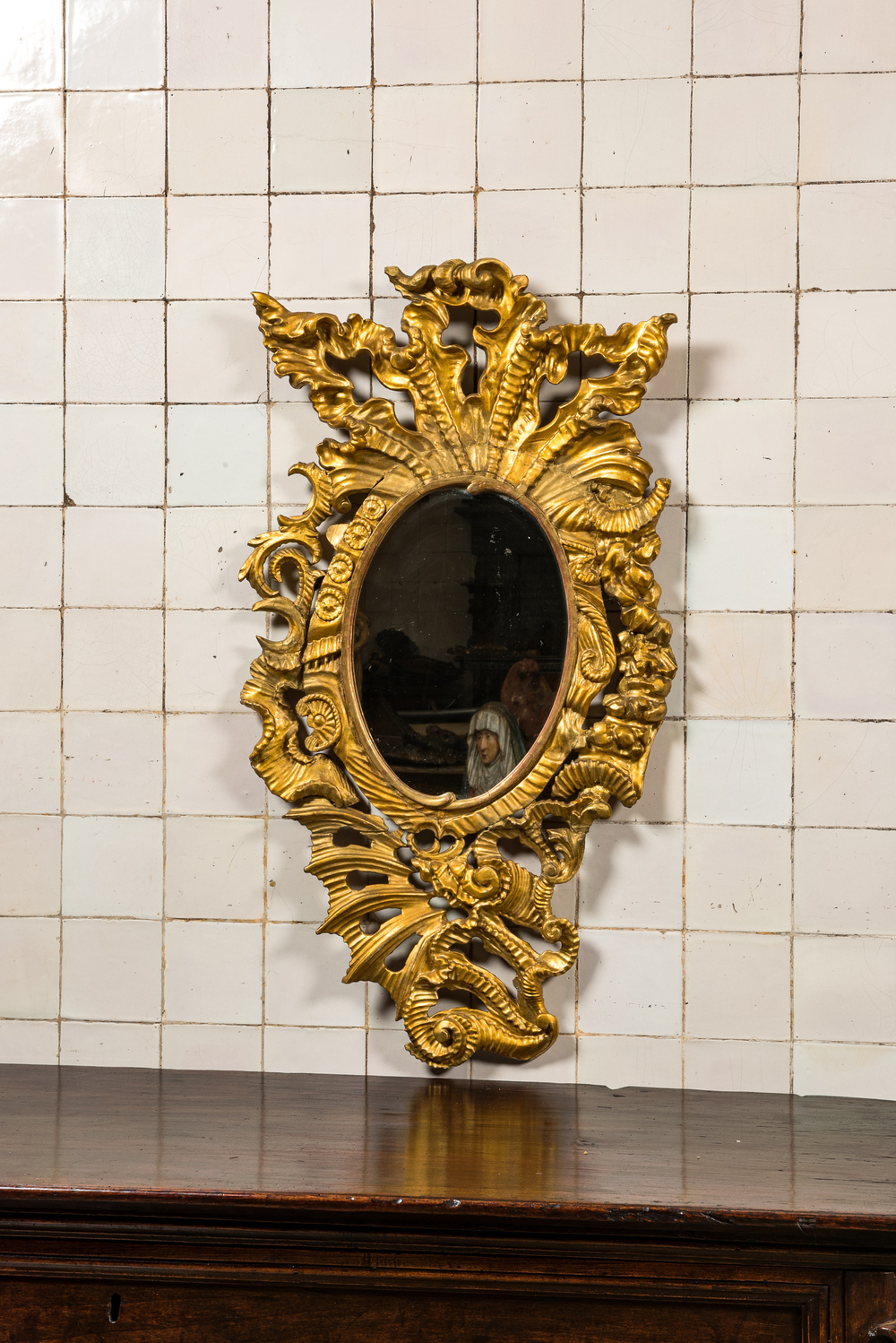 Een rijk gesculpteerde vergulde houten Rococo spiegel, 18e eeuw
