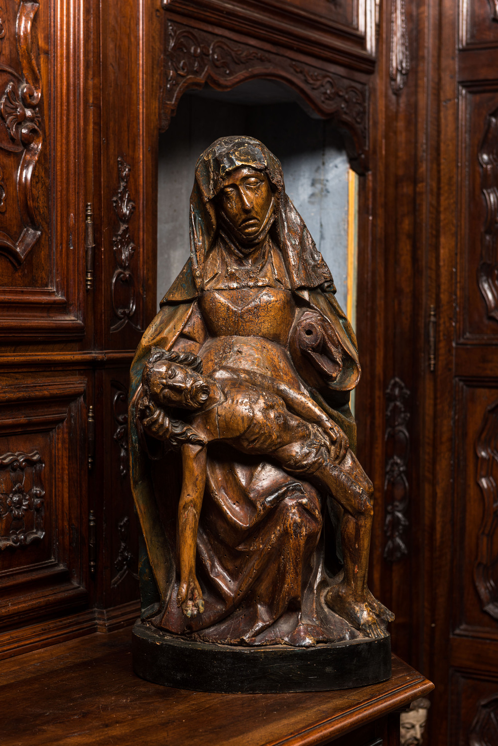 Vierge de Piti&eacute; en noyer sculpt&eacute; avec restes de polychromie, Pays-Bas m&eacute;ridionaux, d&eacute;but du 16&egrave;me