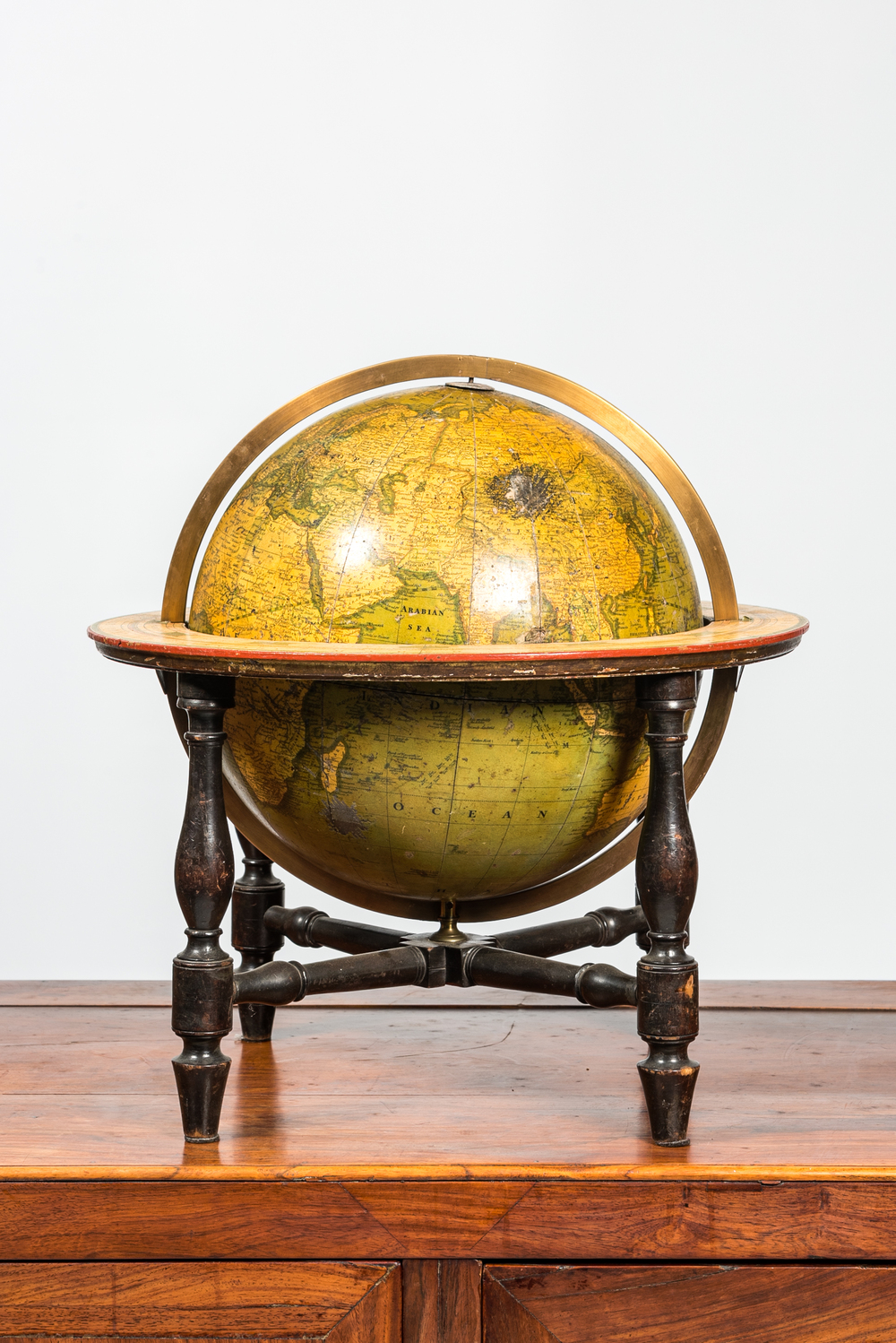 Globe terrestre anglais dans son support en bois sculpt&eacute;, G.F. Cruchley, Londres, 19&egrave;me