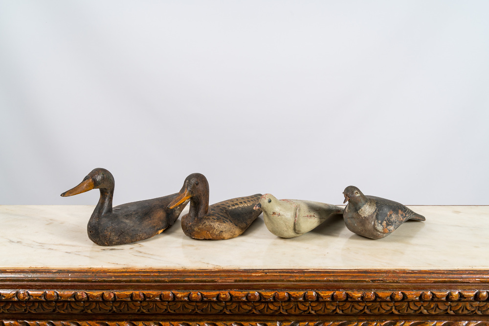 Twee polychrome houten lokeenden en twee duiven, 19/20e eeuw