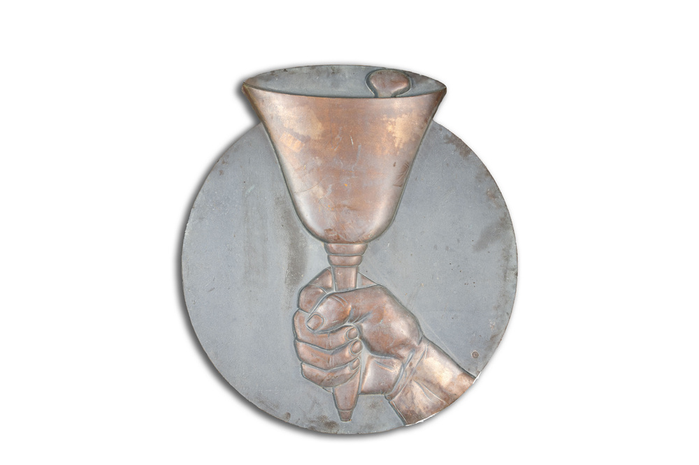 Plaque en bronze patin&eacute; et dor&eacute; de style Art D&eacute;co figurant la main d'un sonneur de cloches, 20&egrave;me
