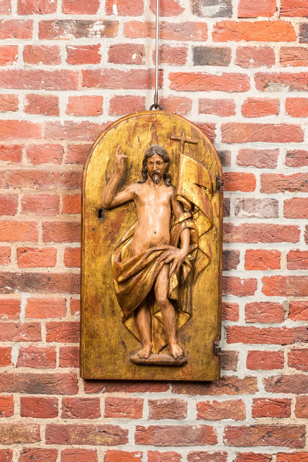 Porte de tabernacle en bois sculpt&eacute; et dor&eacute; repr&eacute;sentant le Christ b&eacute;nissant, Espagne, 17&egrave;me