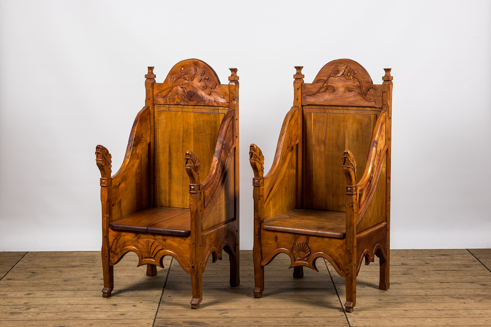 Paire de fauteuils en bois sculpt&eacute; du style 'Arts and Crafts', Angleterre, 20&egrave;me