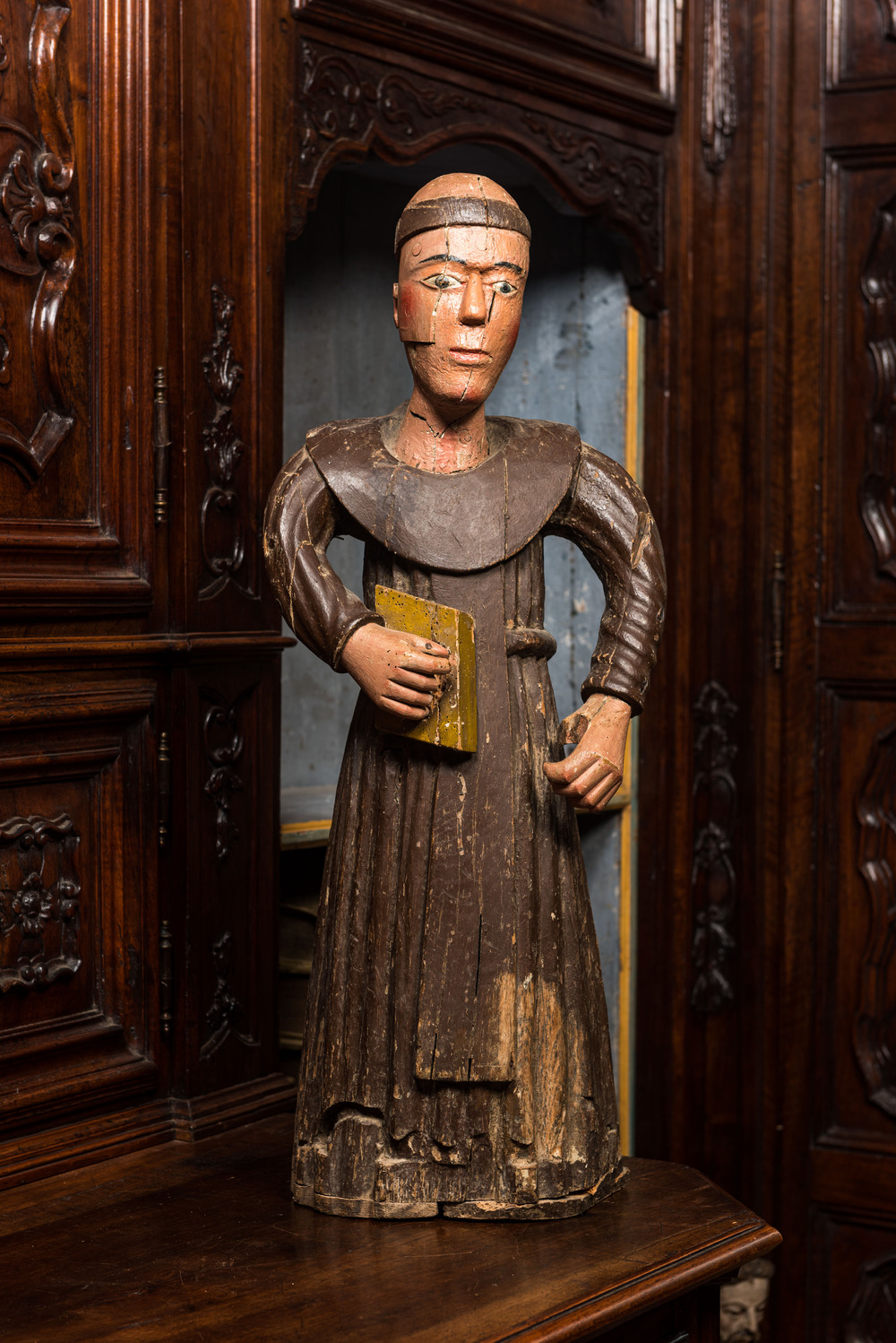 Een polychrome houten sculptuur van een monnik, 17/18e eeuw