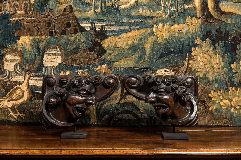 Een paar eikenhouten reli&euml;fs met duivelskoppen, 17e eeuw
