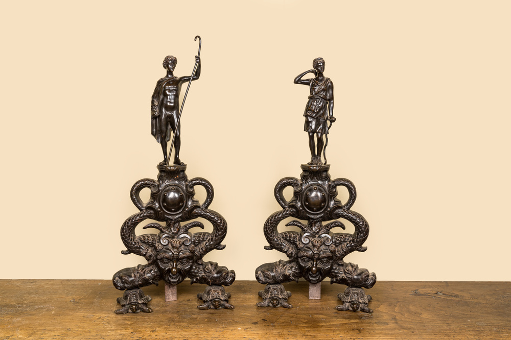 Paire de chenets en bronze &agrave; patine brune figurant deux divinit&eacute;s gr&egrave;cques, 19&egrave;me