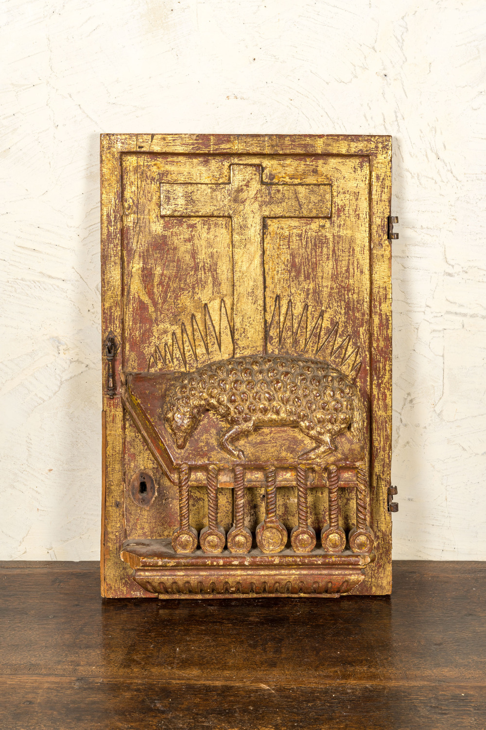 Porte de tabernacle en bois sculpt&eacute; et dor&eacute; repr&eacute;sentant l'Agneau de l'Apocalypse, 17/18&egrave;me