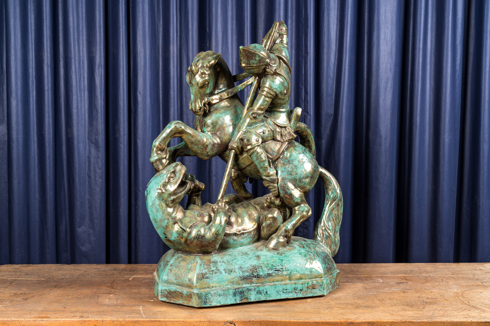 Een grote faux brons-geglazuurde aardewerken groep met Sint-Joris en de draak, midden 20e eeuw