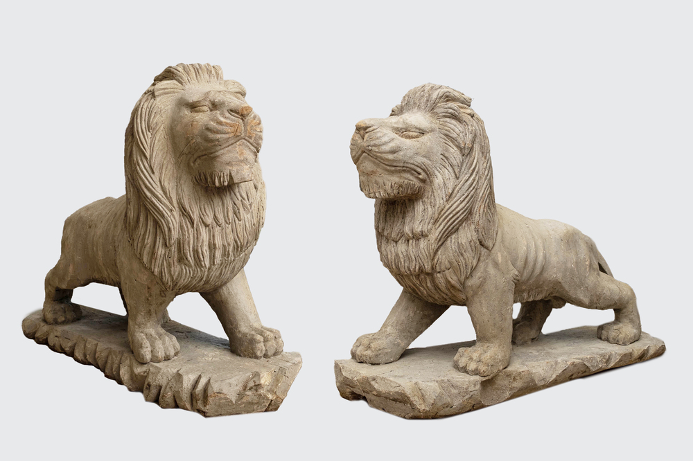 Een paar grote gepatineerde houten leeuwen, 19e eeuw