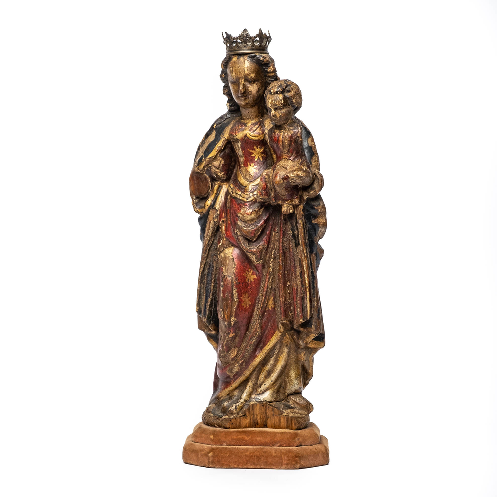 Een Vlaamse polychrome en vergulde notelaren Madonna met Kind, 17e eeuw